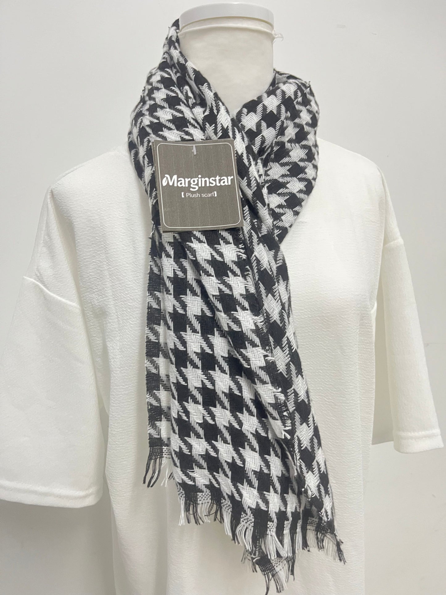 【Marginstar Houndstooth Scarf】—— Timeless Elegance for Every Outfit