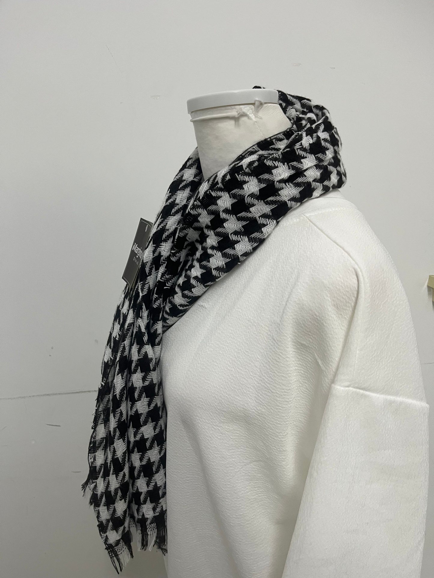 【Marginstar Houndstooth Scarf】—— Timeless Elegance for Every Outfit