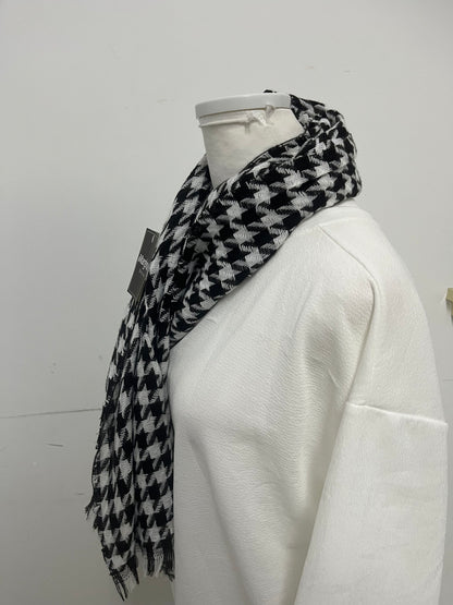 【Marginstar Houndstooth Scarf】—— Timeless Elegance for Every Outfit