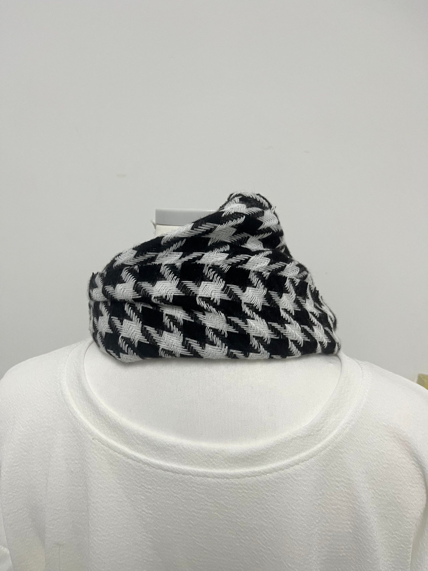 【Marginstar Houndstooth Scarf】—— Timeless Elegance for Every Outfit