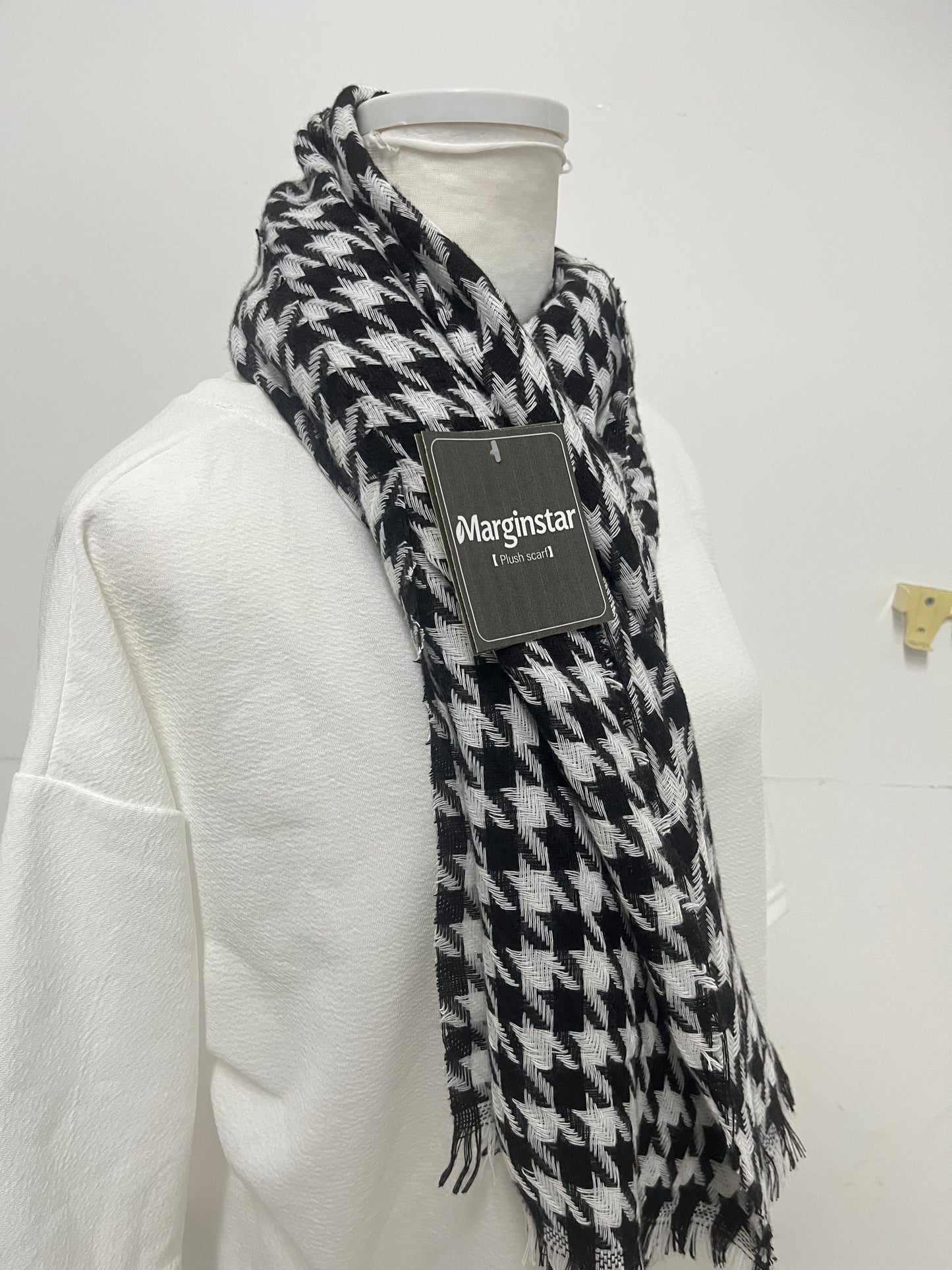 【Marginstar Houndstooth Scarf】—— Timeless Elegance for Every Outfit