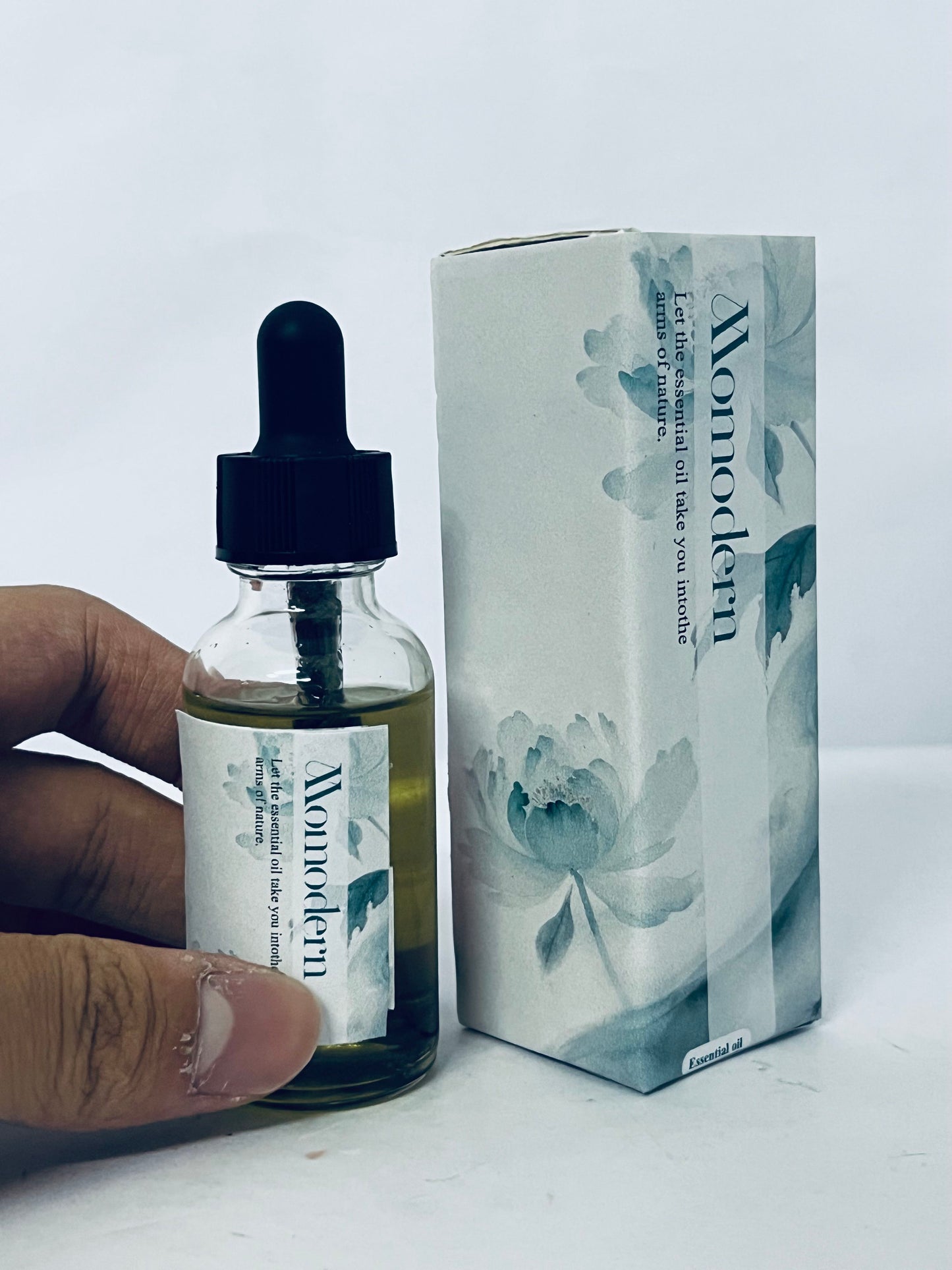Momodern Natural Essential Oil, Multi-Effect for Skin Care & Circulation, Aromatherapy Massage & Sleep Aid, Plant-Derived Healing Oil