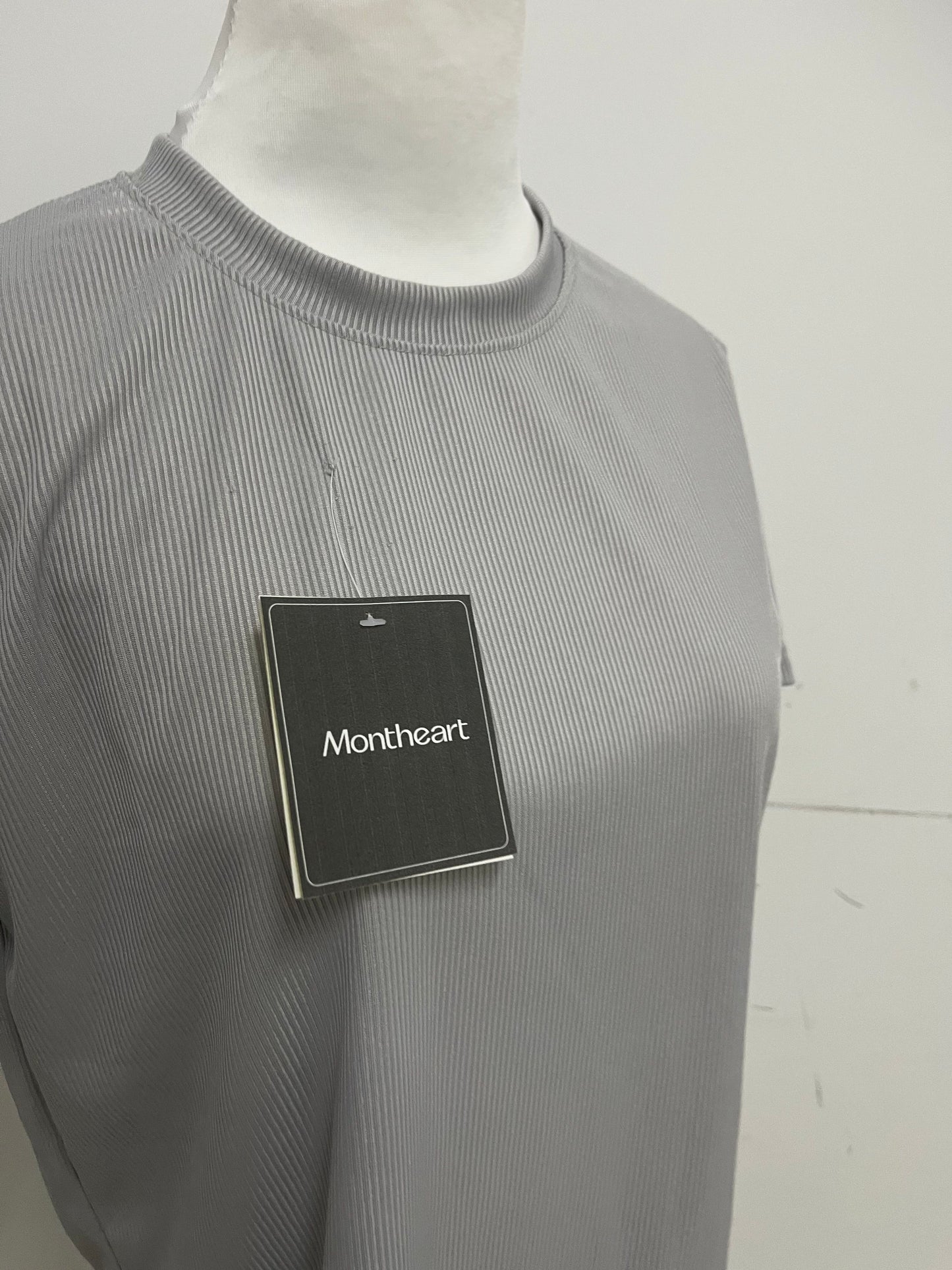 【Montheart Light Gray Striped T-shirt】—— Sleek Choice of Daily & Casual Wear
