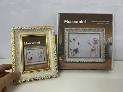 [Museumini Picture frames]-European Retro Carved Photo Frame - Light Luxury Gold-White Contrast Tabletop Frame
