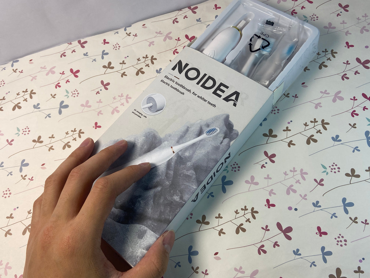 NOIDEA Simple Clean Rechargeable Electric Powered Toothbrush, Pure White with 4 Gentle Care Brush Head Automatic Pressure Sensor to Protect Gums - 3 Modes -2 Min Timer