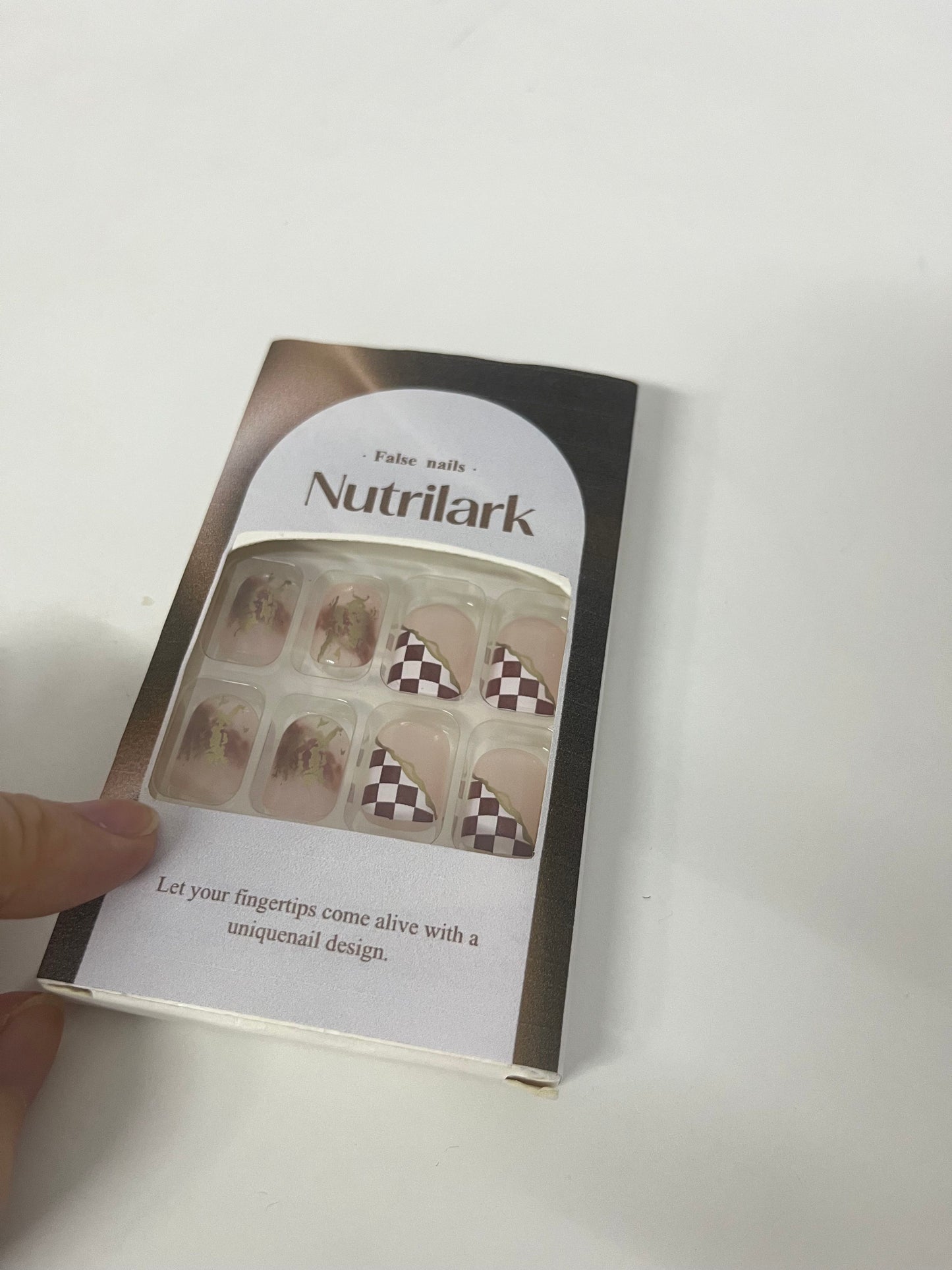 Nutrilark Retro Plaid & Gilded Fake Nails Exquisite Item for Fingertip Atmosphere