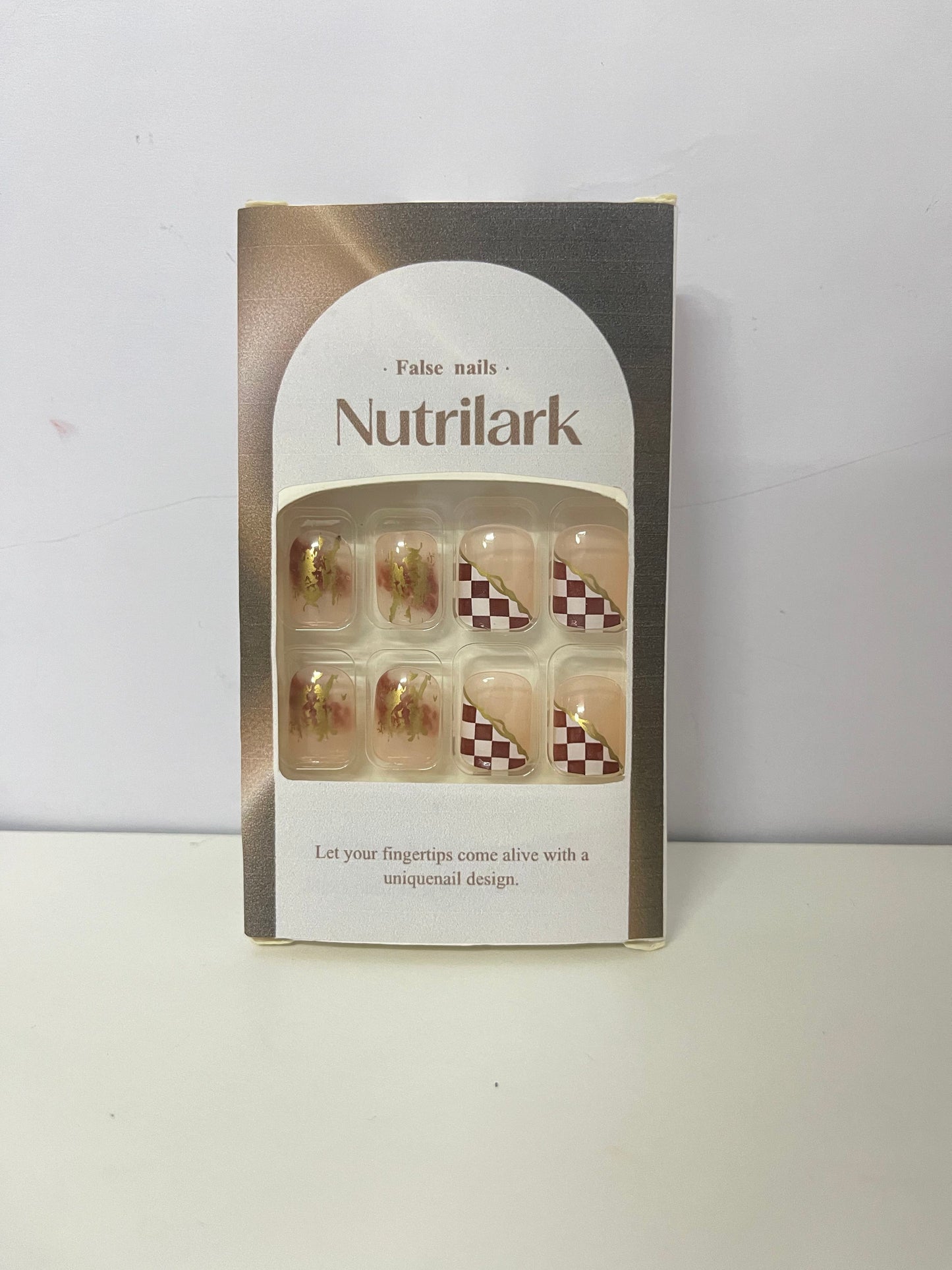 Nutrilark Retro Plaid & Gilded Fake Nails Exquisite Item for Fingertip Atmosphere