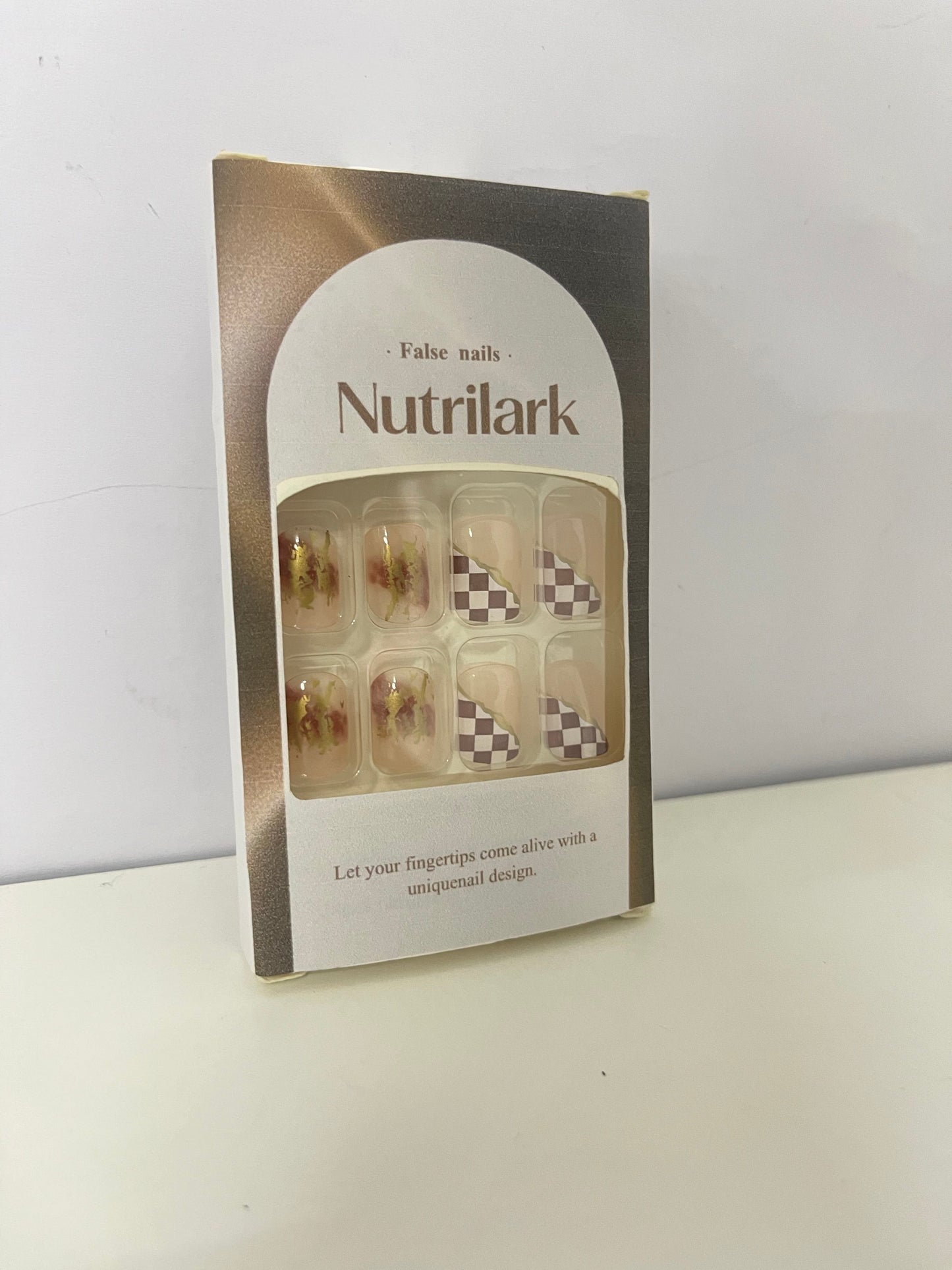 Nutrilark Retro Plaid & Gilded Fake Nails Exquisite Item for Fingertip Atmosphere