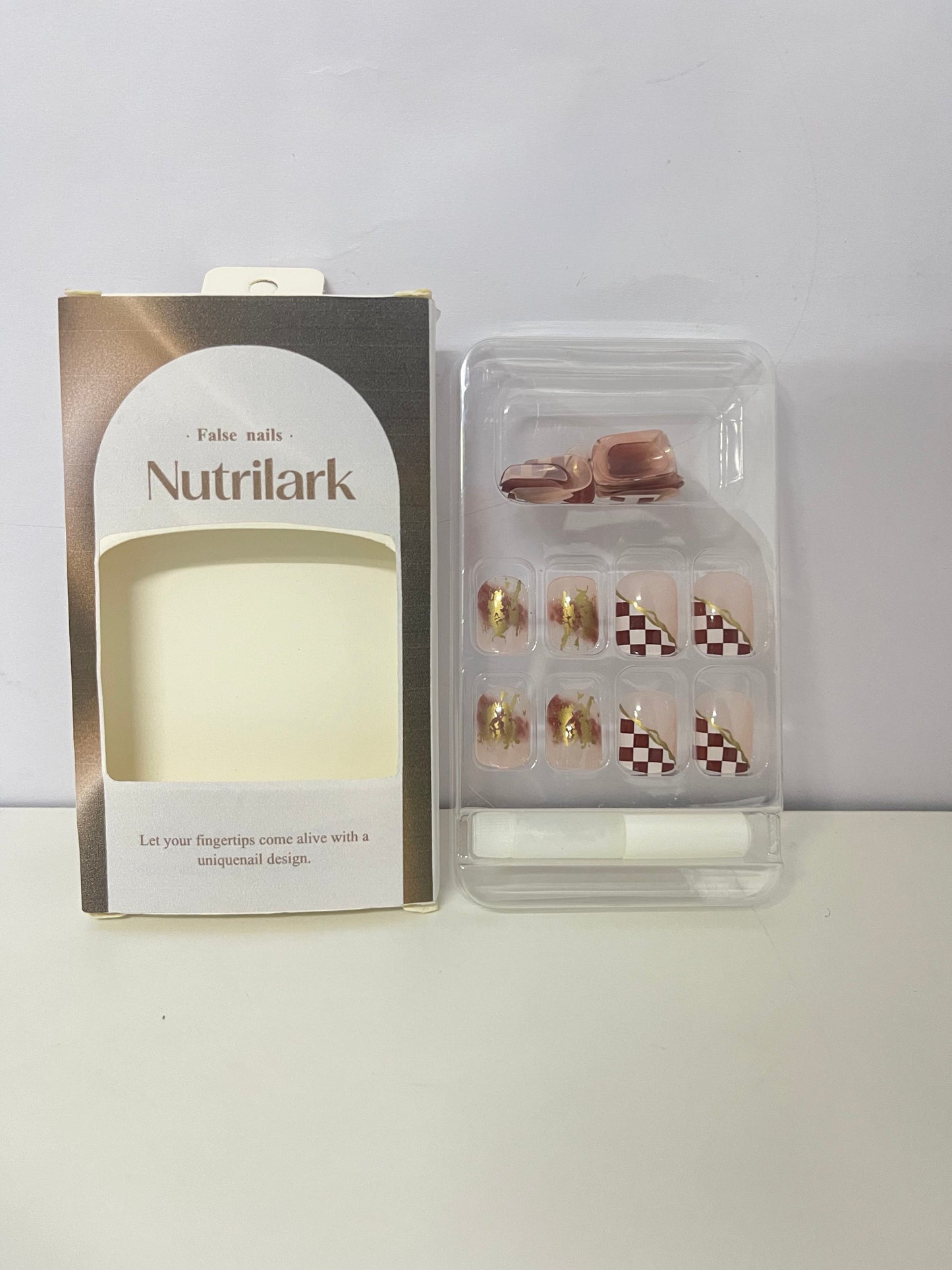 Nutrilark Retro Plaid & Gilded Fake Nails Exquisite Item for Fingertip Atmosphere