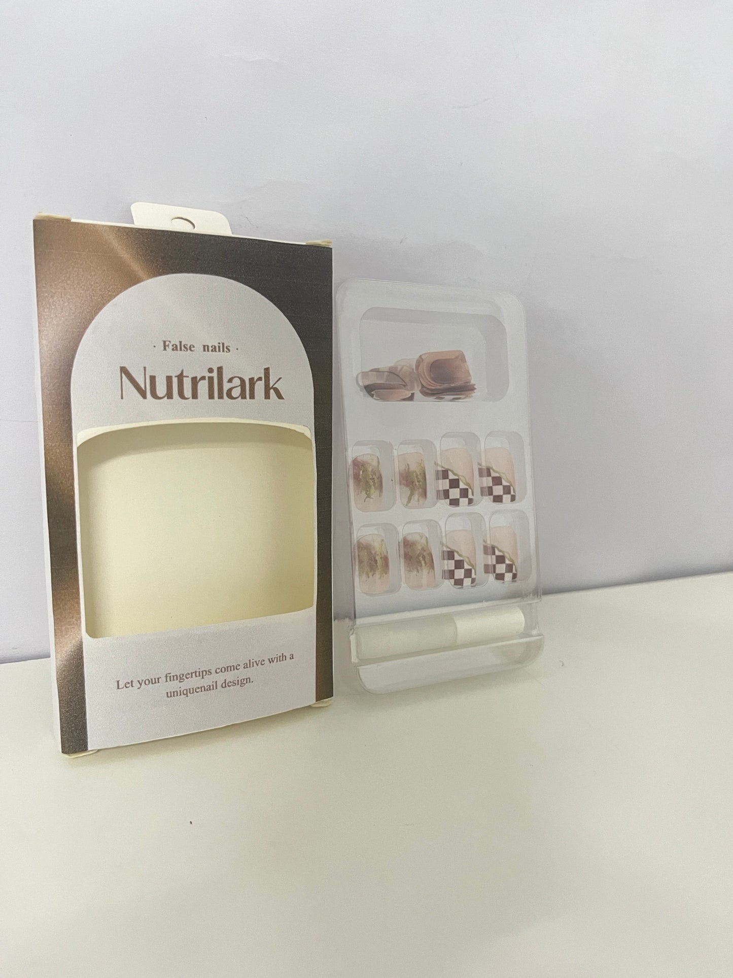 Nutrilark Retro Plaid & Gilded Fake Nails Exquisite Item for Fingertip Atmosphere