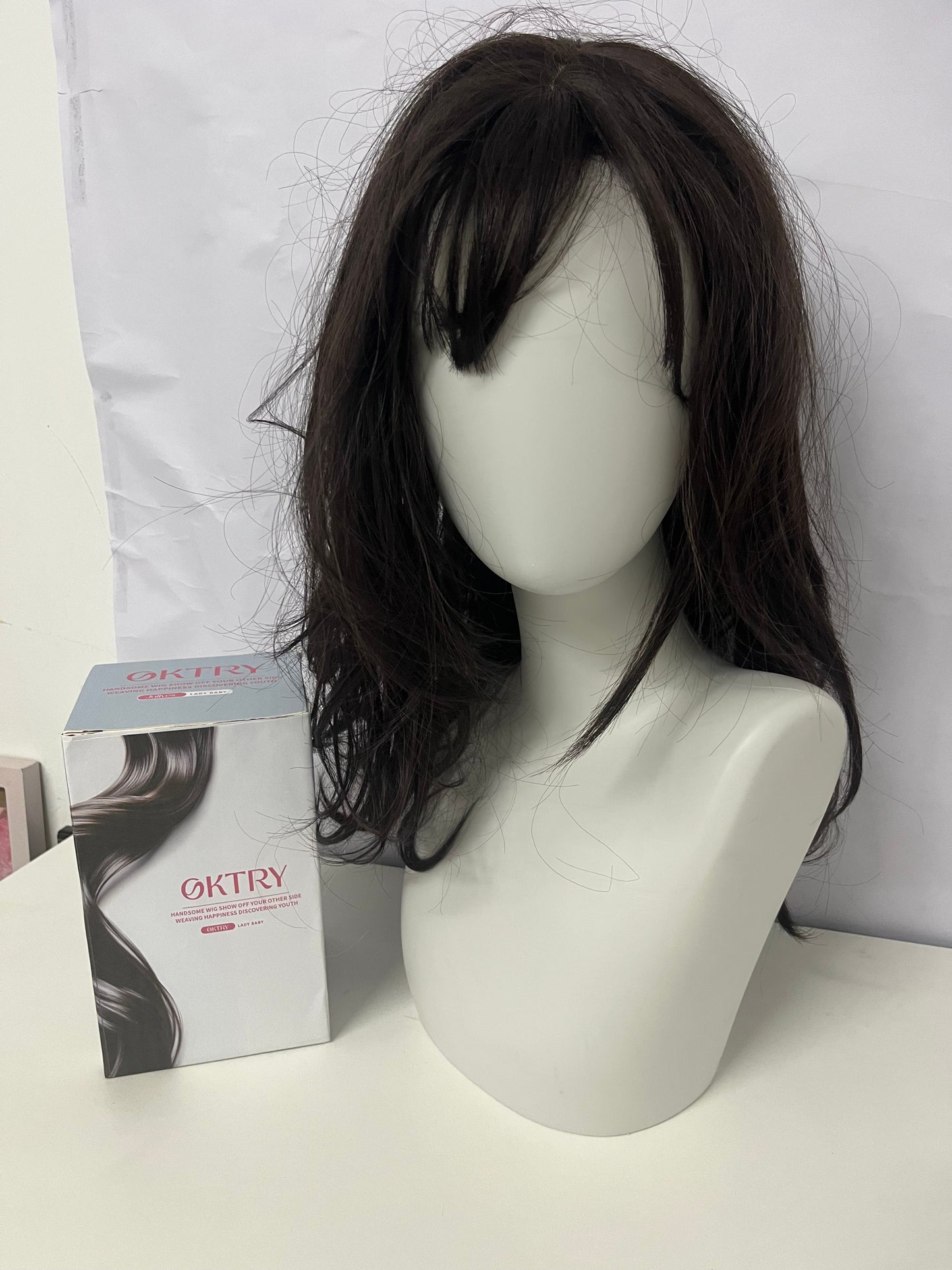 OKTRY Long Wavy Wig — Synthetic Hairpiece with Natural Layered Texture
