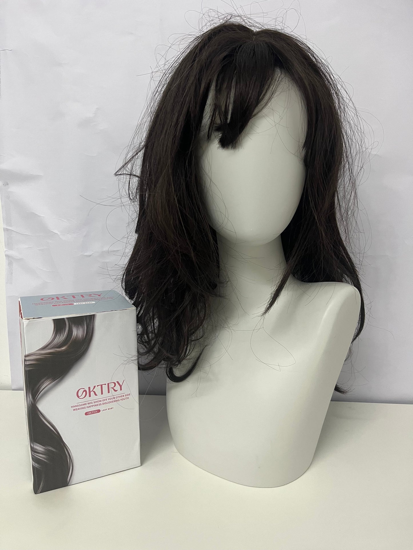 OKTRY Long Wavy Wig — Synthetic Hairpiece with Natural Layered Texture