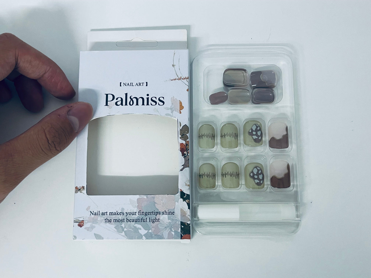 Palmiss Mushroom Forest Press On Nails, Retro Nail Art Fake Nails Set, Easy Application Nail Tips with Tool & Multiple Sizes
