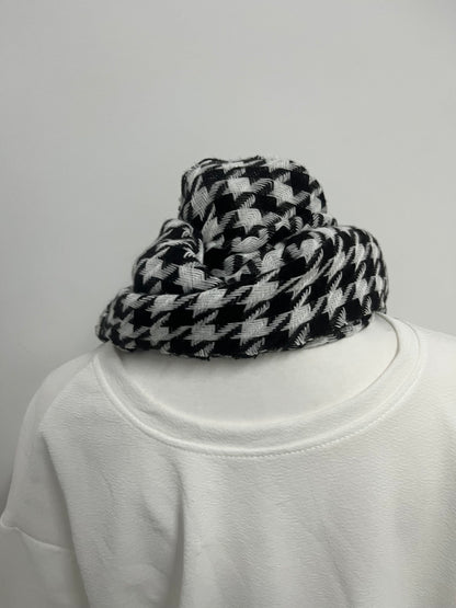 【Plainsay Scarfs】——Plainsay Classic Houndstooth Scarf - Timeless Black & White Statement Piece