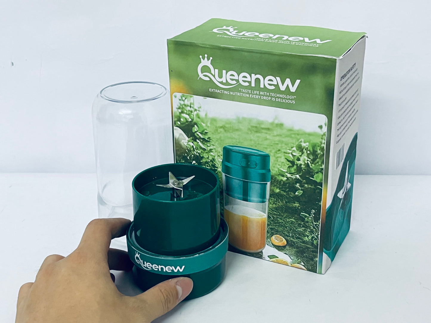 Queenew Portable Blender Cordless Personal Fruit Smoothie Juicer Cup USB Rechargeable Waterproof Mini Juice Mixer Fruit Blender Cup for Home Office Travel Outdoors Sports
