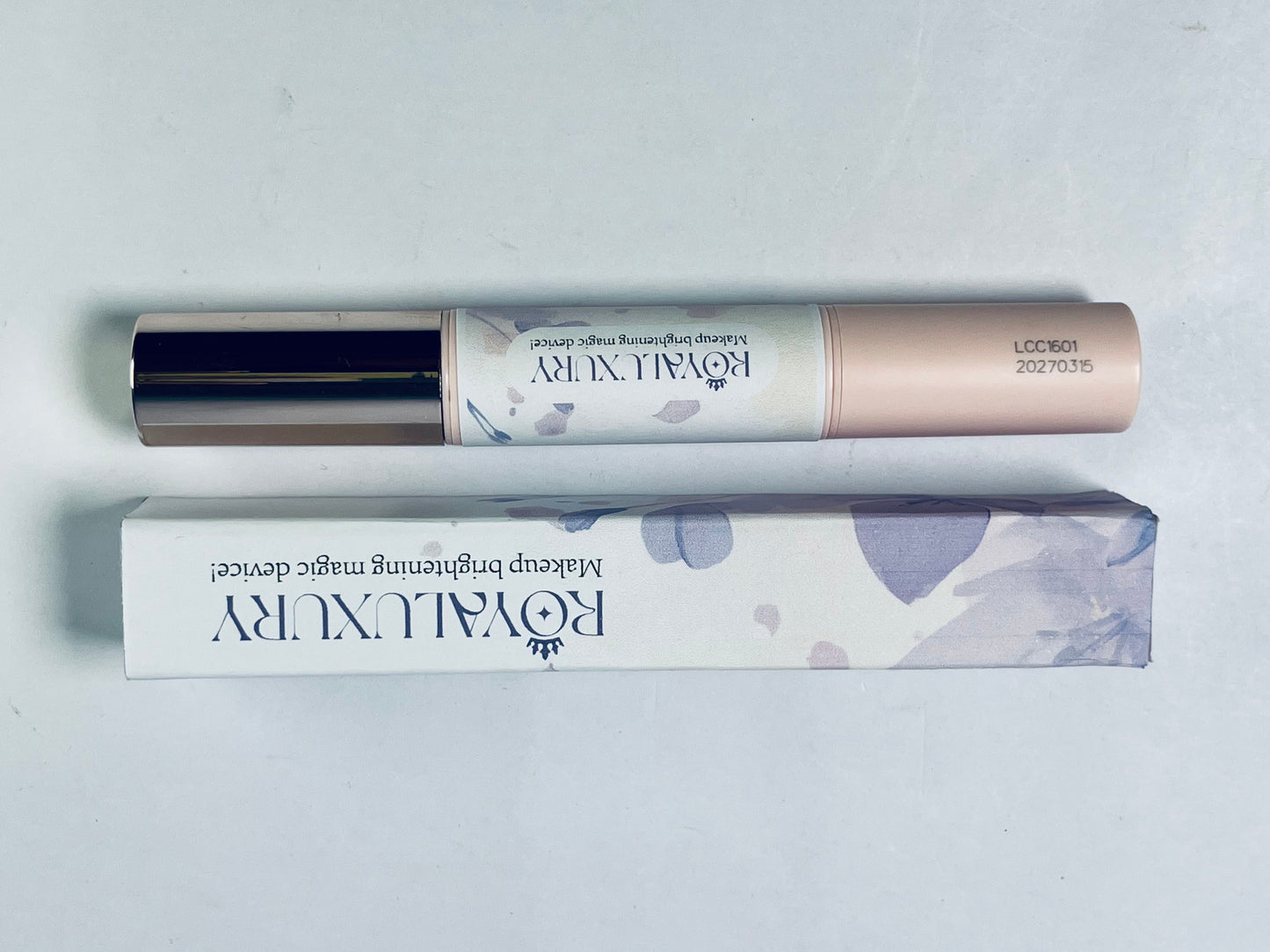 ROYALUXURY Lasting Sparkling Highlighter Makeup,Wand For Luminous, Glowing Skin, Vegan & Cruelty-free.Easy to Sculpt the Face and Create a Lightweight Finishing Makeup