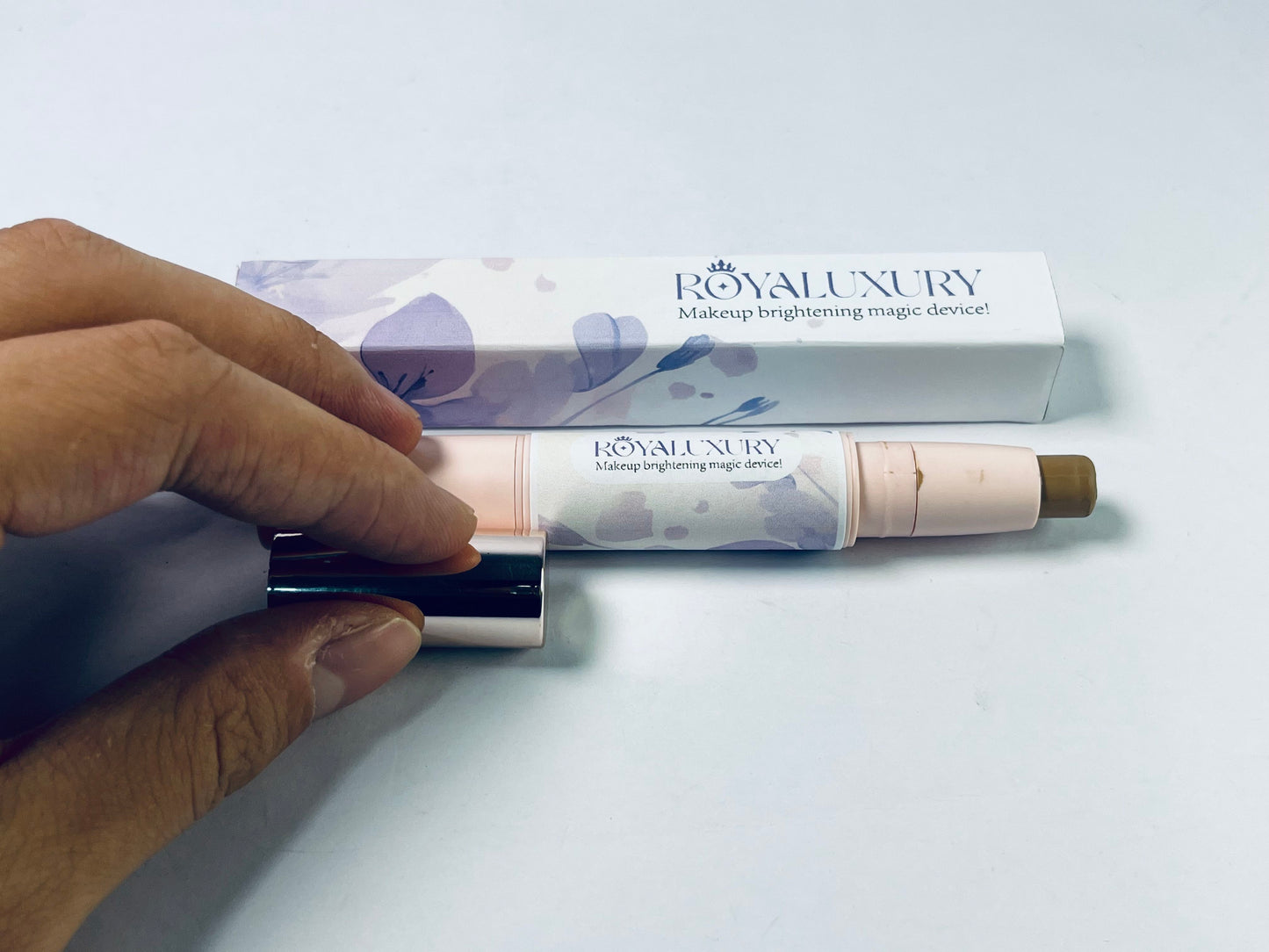 ROYALUXURY Lasting Sparkling Highlighter Makeup,Wand For Luminous, Glowing Skin, Vegan & Cruelty-free.Easy to Sculpt the Face and Create a Lightweight Finishing Makeup