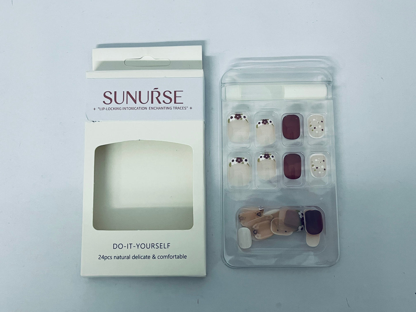 SUNUŔSE Short Press on Nails French Cute Small Flower Fake Nails New Year Red Square False Nails Spring Red Small Floral