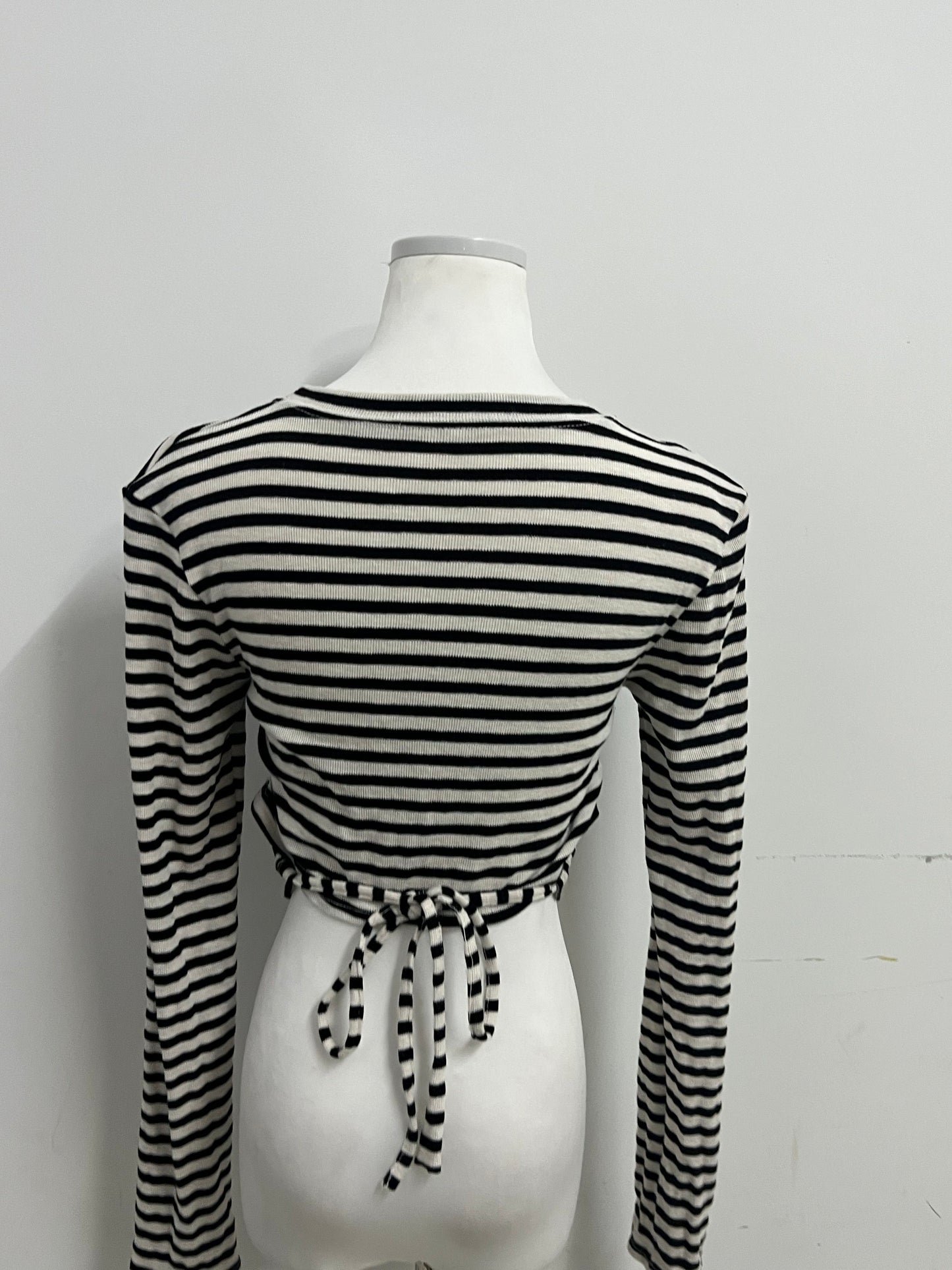 Sealove Fashion Black and White Striped Open-Back Tie-Up Cropped Long-Sleeve Top