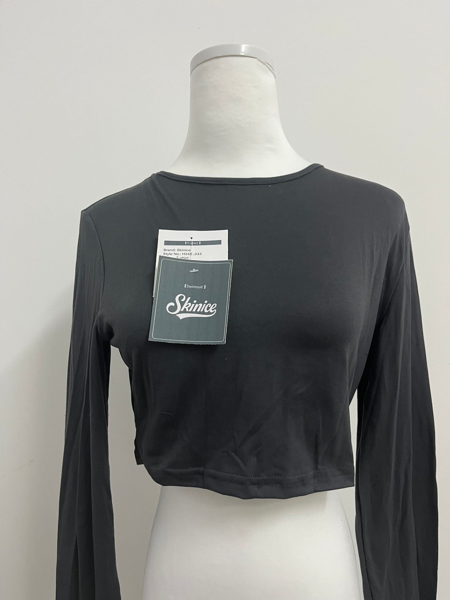 Skinice Women's Long Sleeve Crop Top - Basic Casual Round Neck Slim Fit Cropped T-Shirt in Black