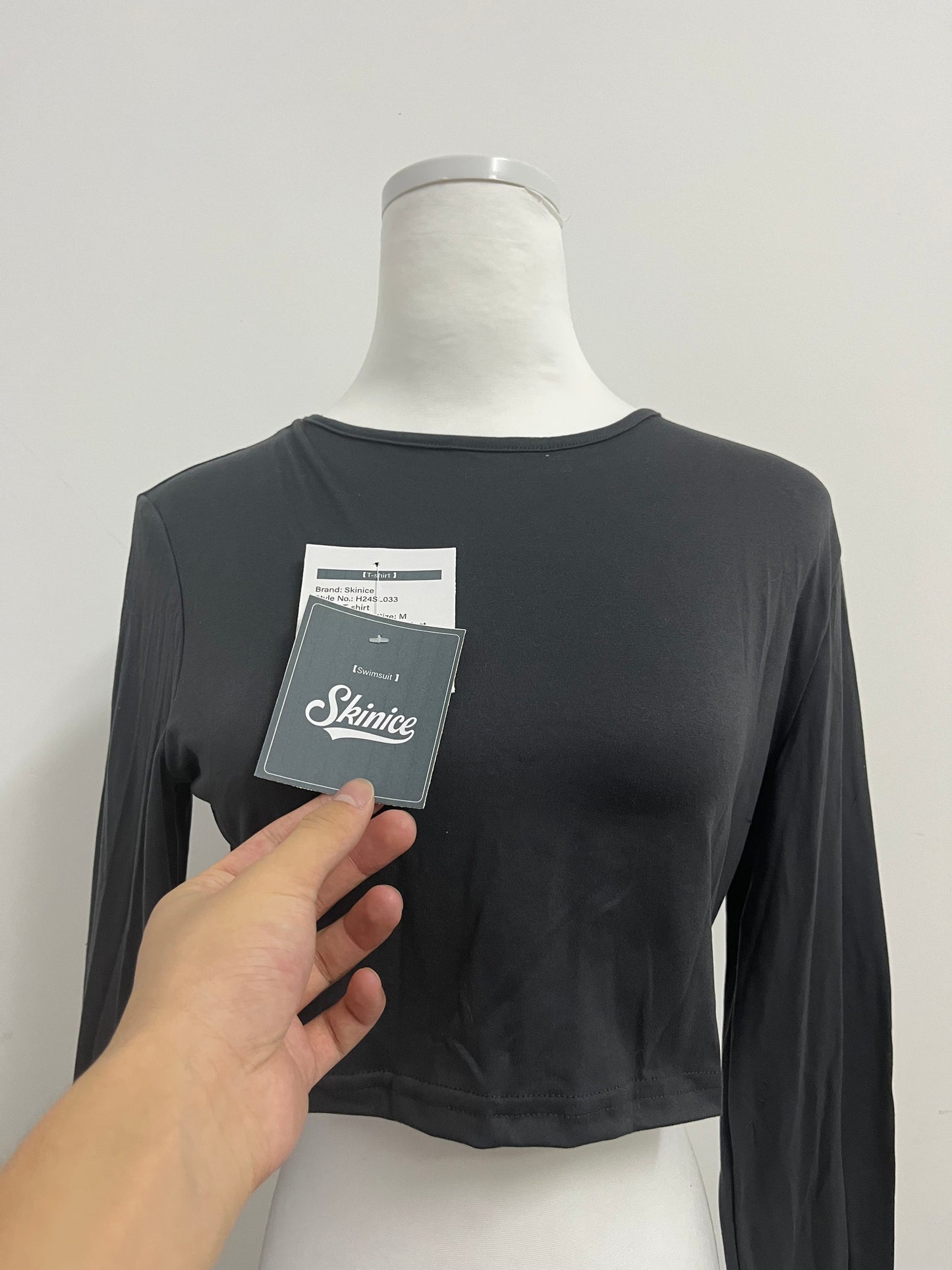 Skinice Women's Long Sleeve Crop Top - Basic Casual Round Neck Slim Fit Cropped T-Shirt in Black