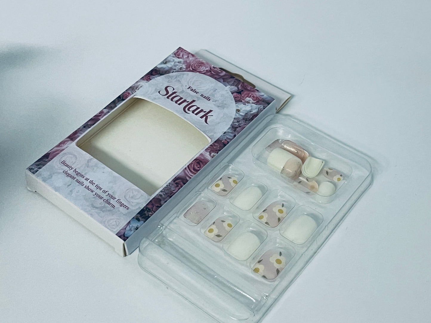 Starlark False Nails - Floral & White Elegance for Charming Fingertip Style