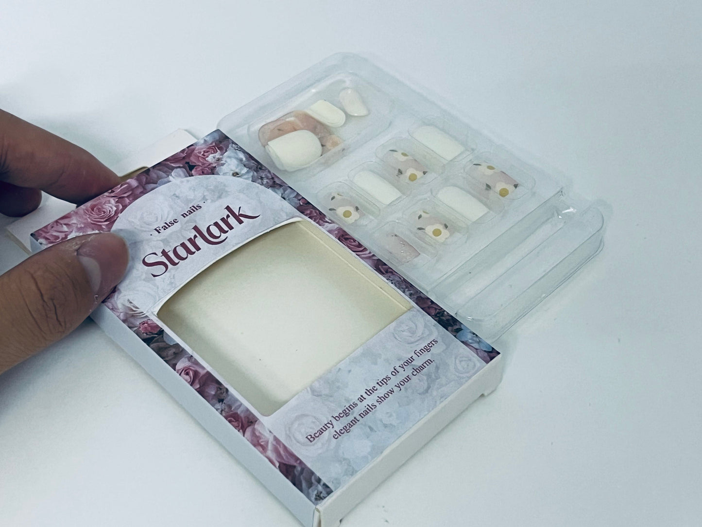 Starlark False Nails - Floral & White Elegance for Charming Fingertip Style