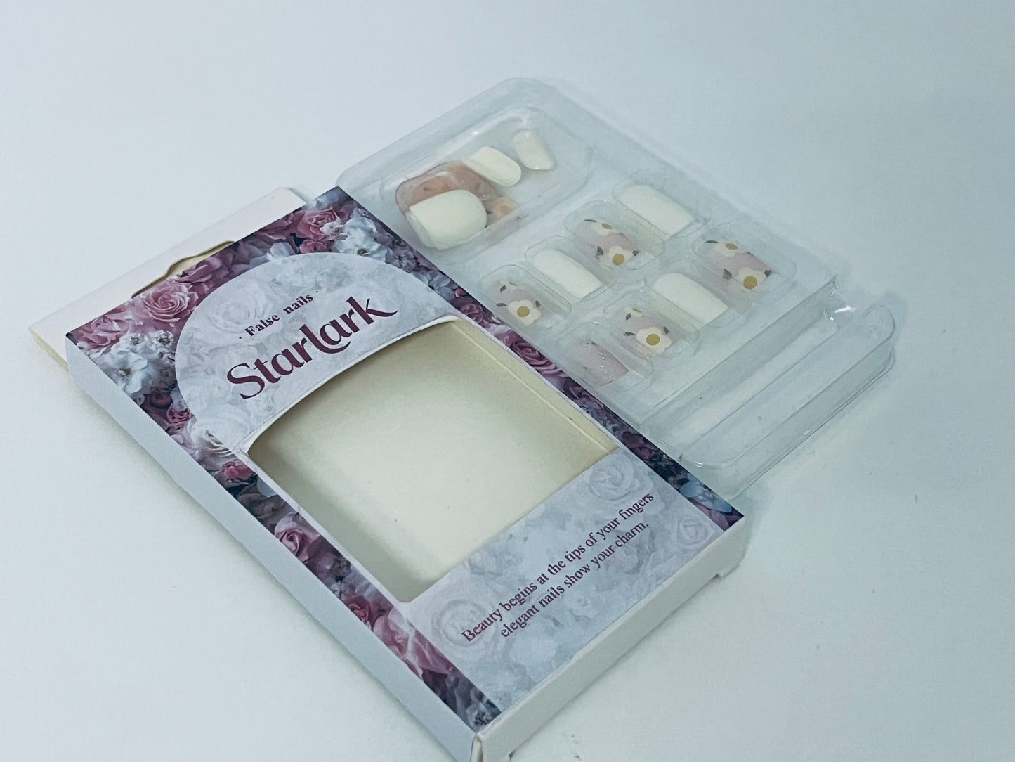 Starlark False Nails - Floral & White Elegance for Charming Fingertip Style