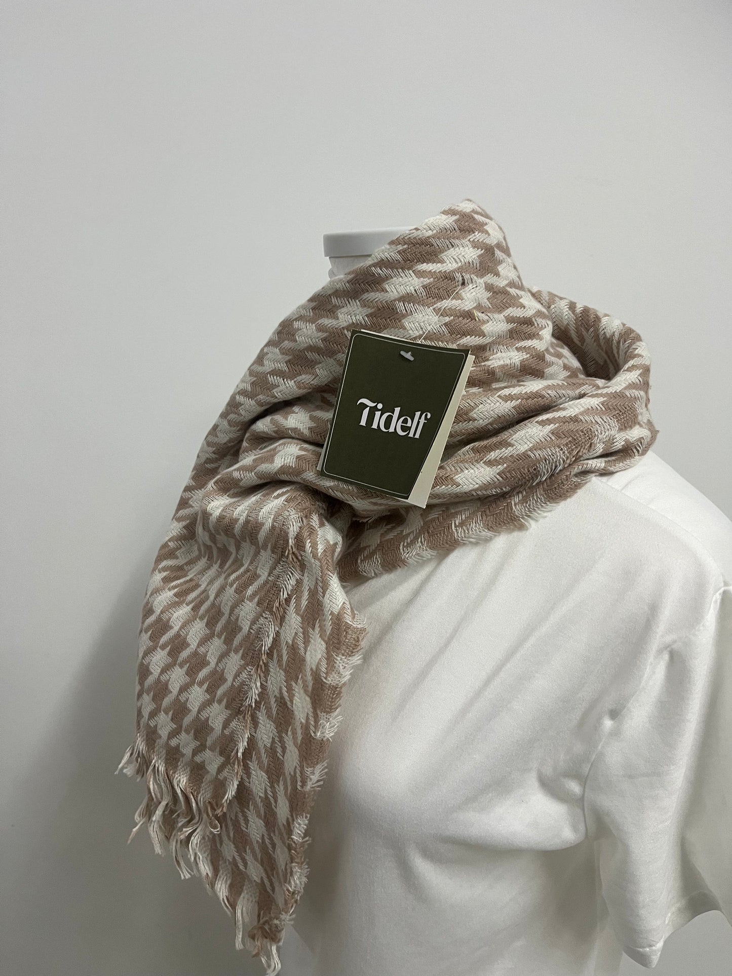 【Tidelf Houndstooth Scarf】—— Timeless Patterned Scarf for Versatile Daily Styling