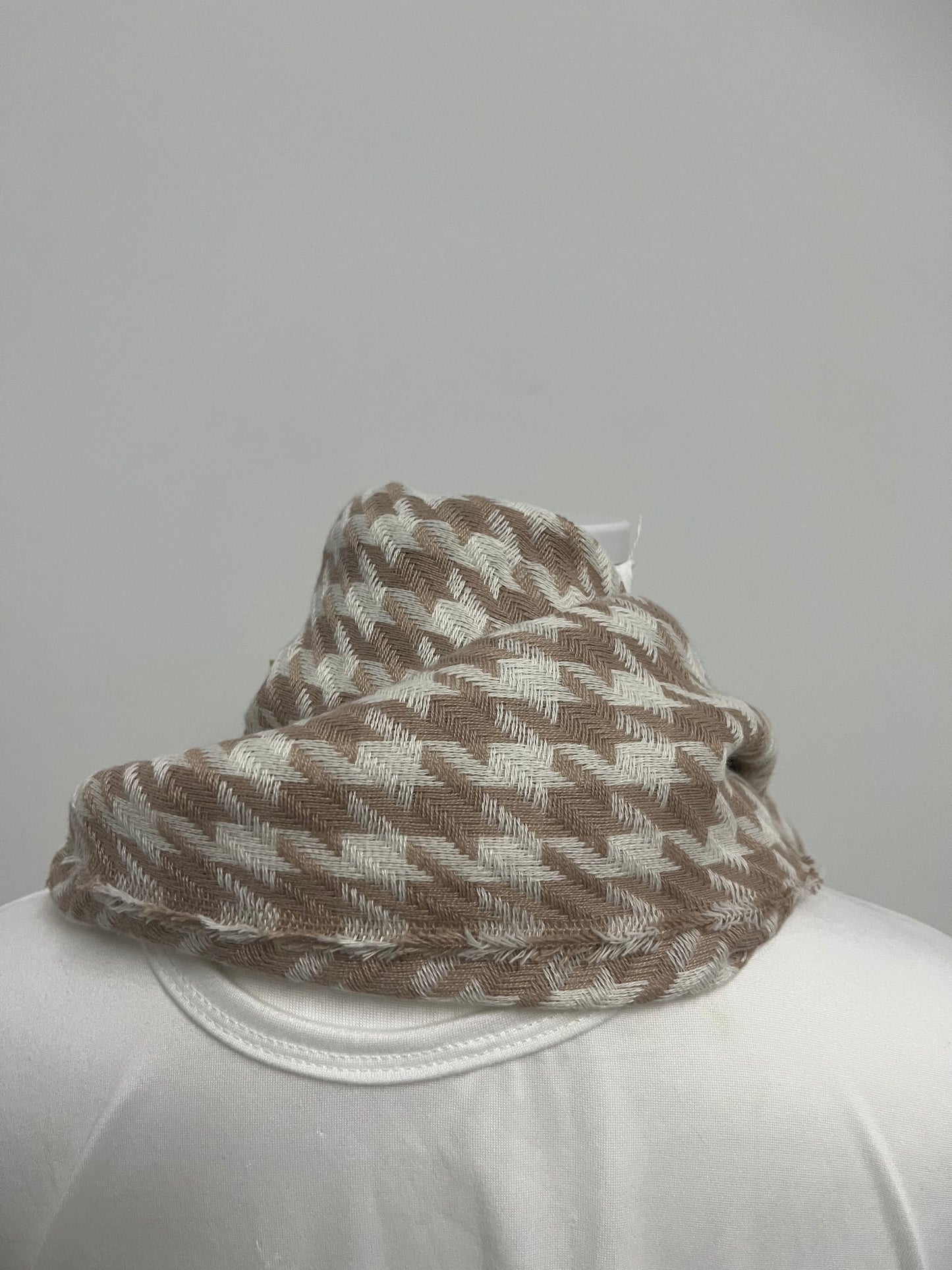 【Tidelf Houndstooth Scarf】—— Timeless Patterned Scarf for Versatile Daily Styling