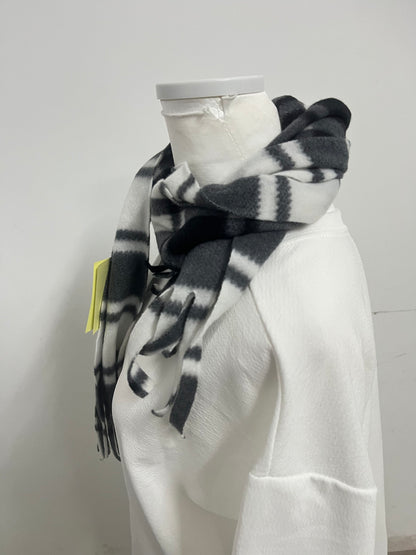 【UAttract Black & White Plaid Scarf】—— Timeless Pattern for Cozy Daily Styling