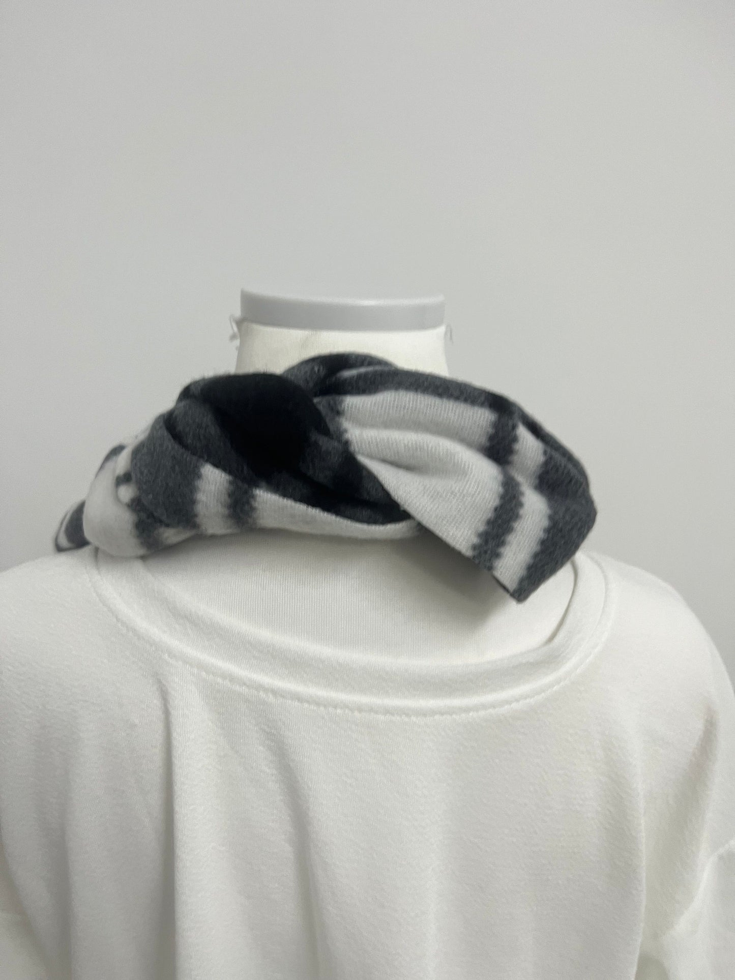 【UAttract Black & White Plaid Scarf】—— Timeless Pattern for Cozy Daily Styling