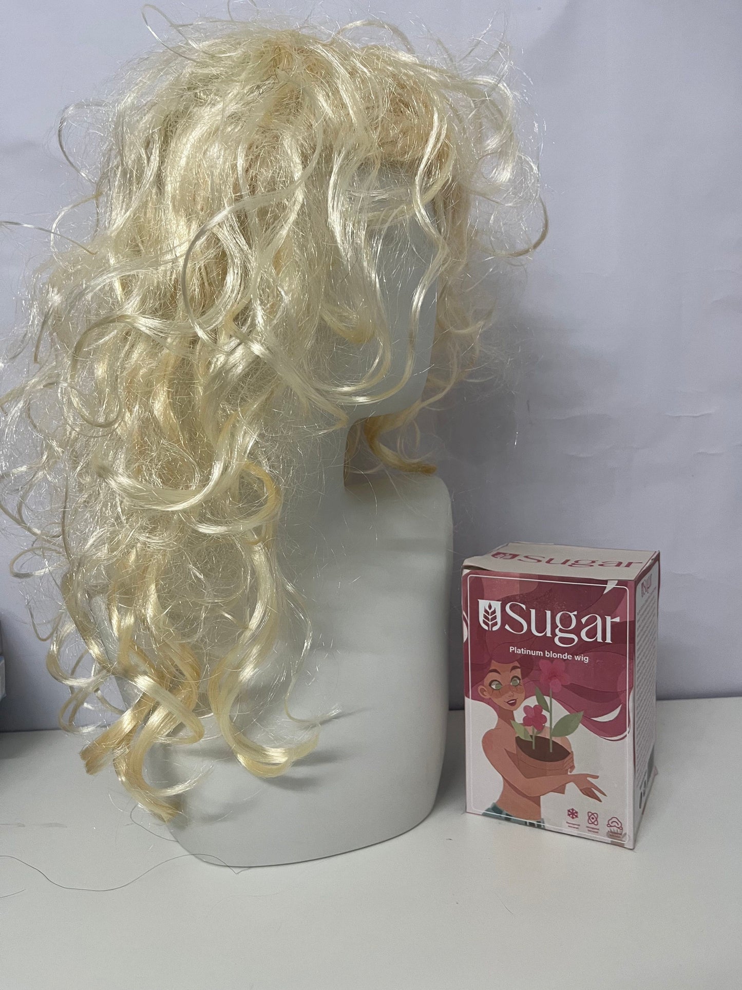 USugar Curly Platinum Blonde Wig: Soft Synthetic Fiber Hairpiece – Fashionable Voluminous Style for Cosplay & Daily Looks