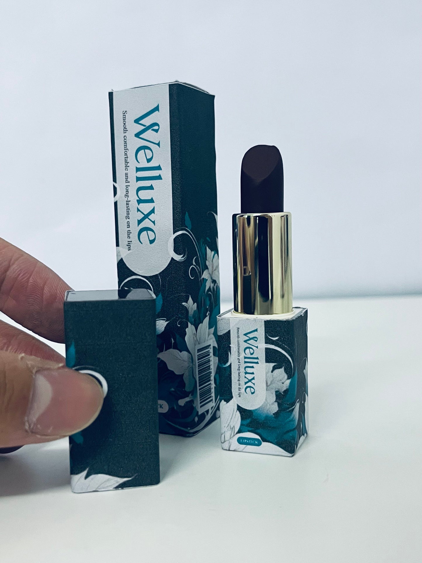 Welluxe Smooth Long-Lasting Lipstick, Creative Black Bullet, Elegant Floral Packaging, Comfortable & Long-Wearing on Lips
