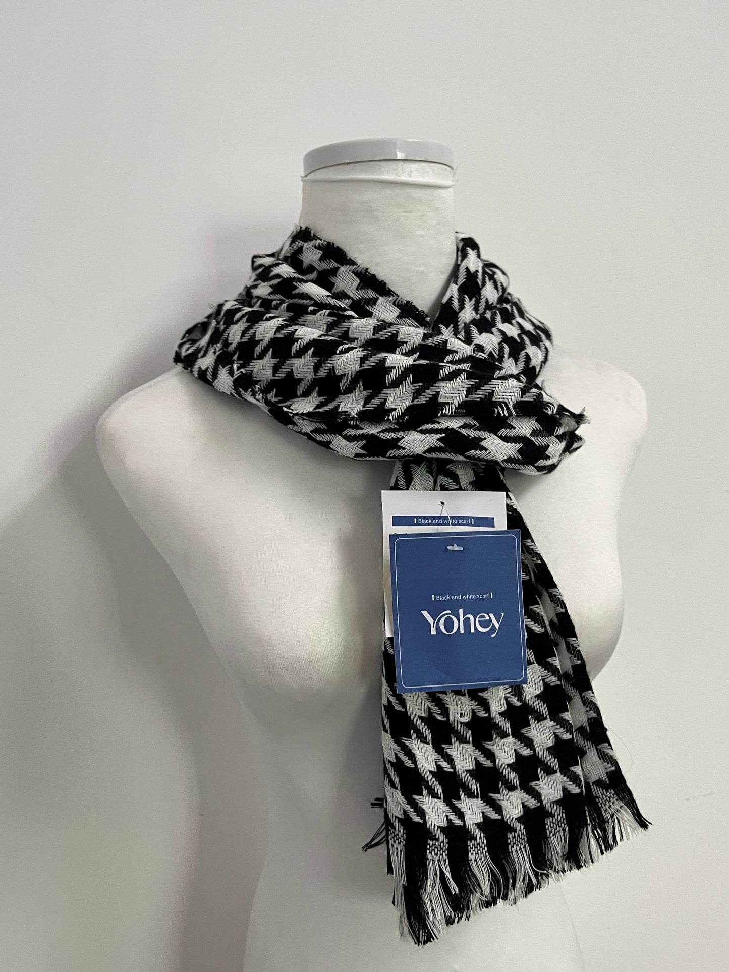 Yohey Black and White Houndstooth Scarf: An Elegant Collision of Classic Plaid and Textured Dressing