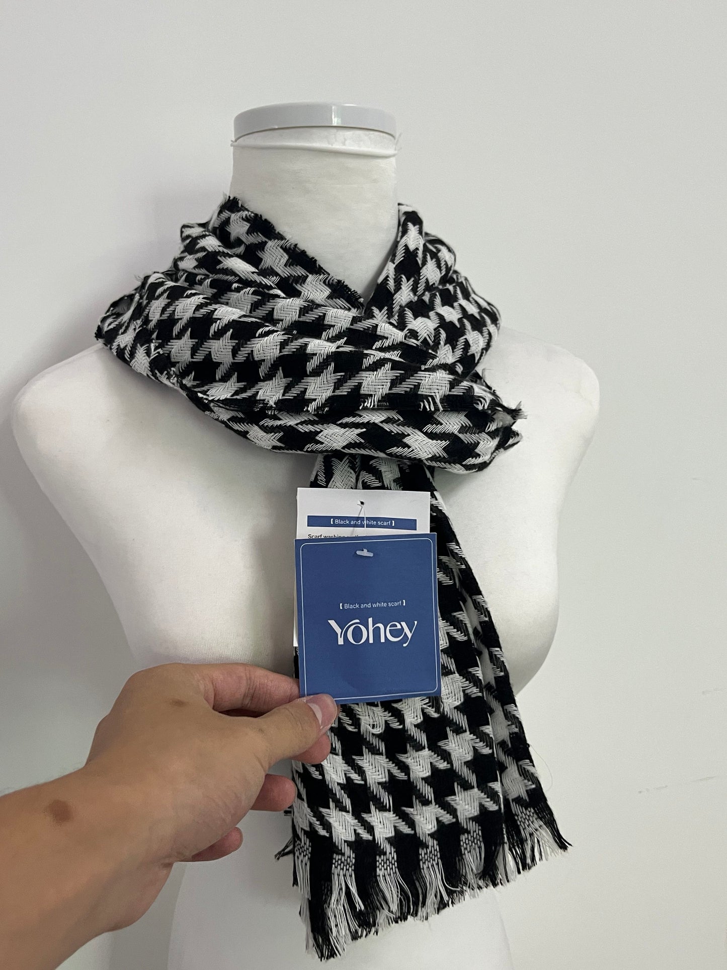 Yohey Black and White Houndstooth Scarf: An Elegant Collision of Classic Plaid and Textured Dressing
