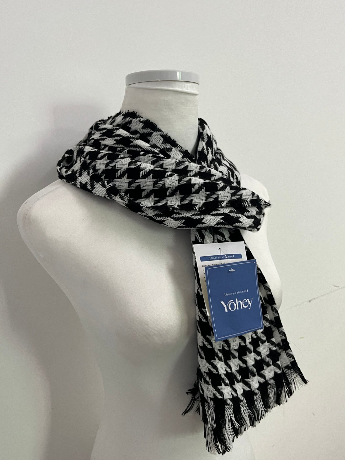 Yohey Black and White Houndstooth Scarf: An Elegant Collision of Classic Plaid and Textured Dressing