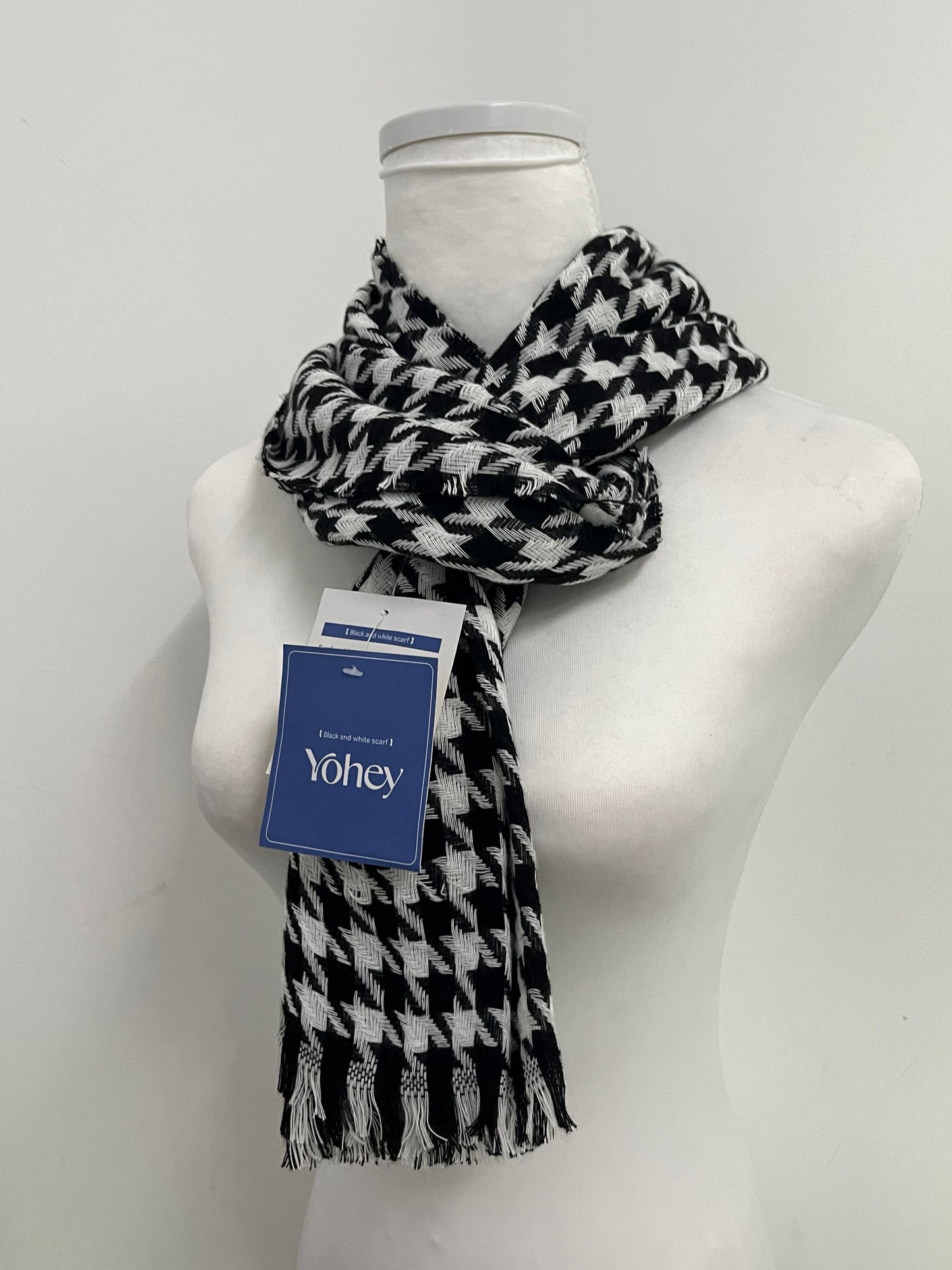 Yohey Black and White Houndstooth Scarf: An Elegant Collision of Classic Plaid and Textured Dressing