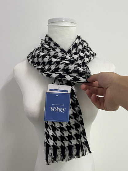 Yohey Black and White Houndstooth Scarf: An Elegant Collision of Classic Plaid and Textured Dressing