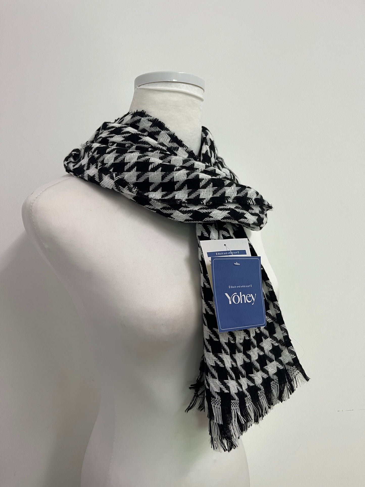 Yohey Black and White Houndstooth Scarf: An Elegant Collision of Classic Plaid and Textured Dressing