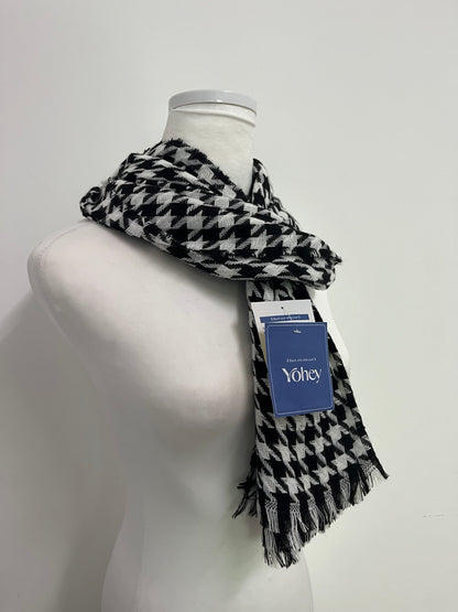 Yohey Black and White Houndstooth Scarf: An Elegant Collision of Classic Plaid and Textured Dressing