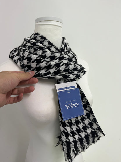 Yohey Black and White Houndstooth Scarf: An Elegant Collision of Classic Plaid and Textured Dressing