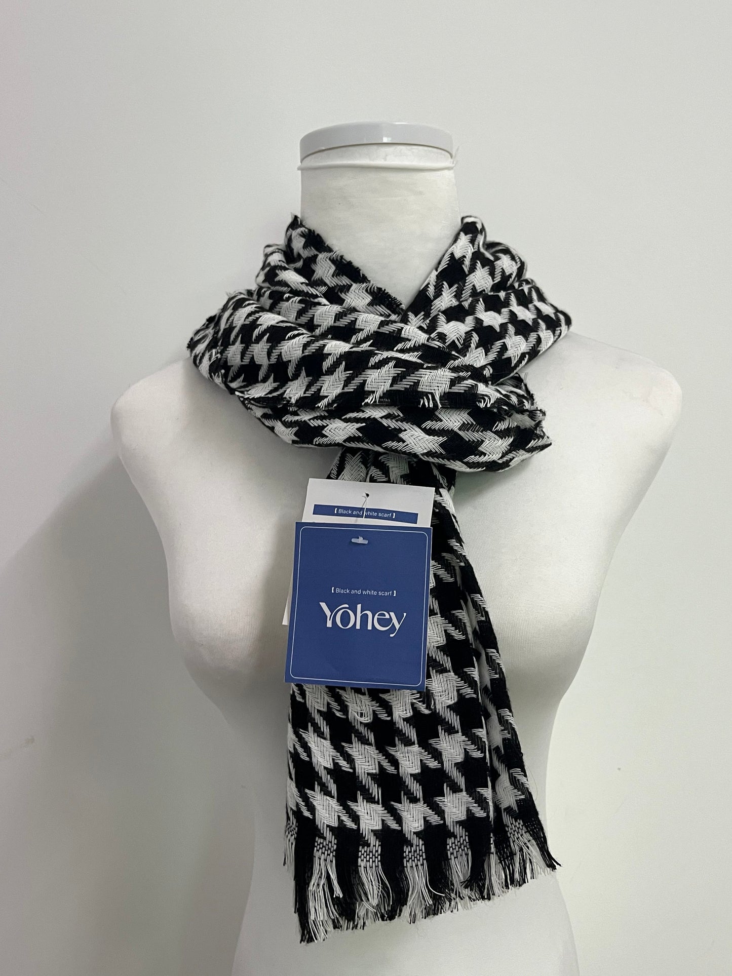 Yohey Black and White Houndstooth Scarf: An Elegant Collision of Classic Plaid and Textured Dressing
