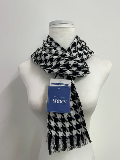 Yohey Black and White Houndstooth Scarf: An Elegant Collision of Classic Plaid and Textured Dressing
