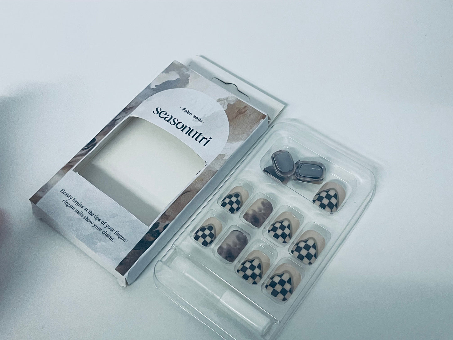 seasonutri Checkerboard Gradient Fake Nail Tips - Retro Style Press-On Nails (With Jelly Adhesive)