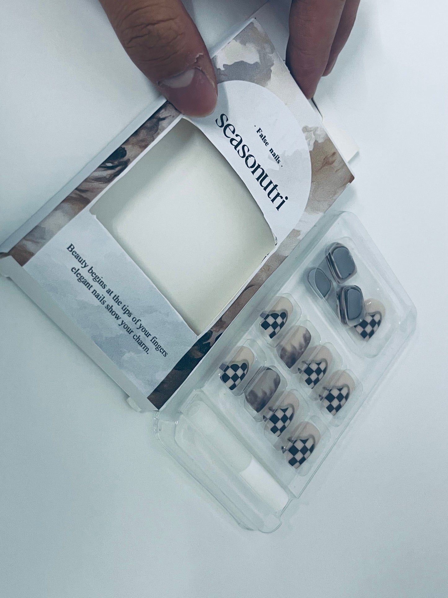 seasonutri Checkerboard Gradient Fake Nail Tips - Retro Style Press-On Nails (With Jelly Adhesive)