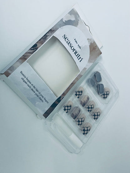 seasonutri Checkerboard Gradient Fake Nail Tips - Retro Style Press-On Nails (With Jelly Adhesive)